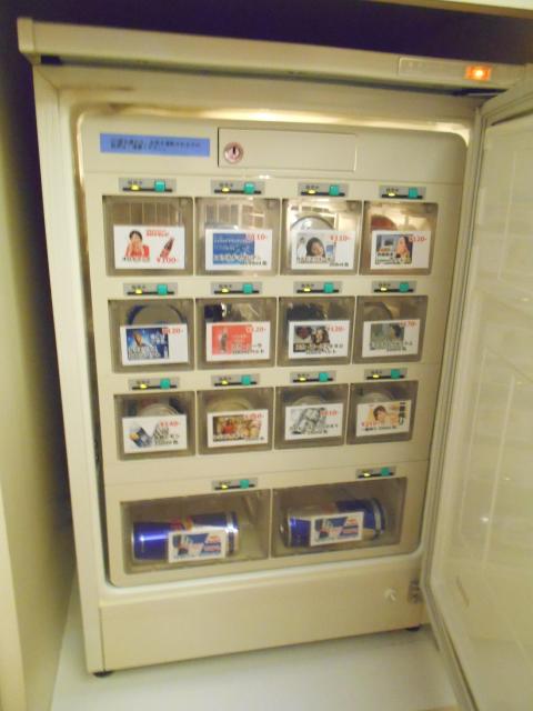 GRAND CARIBBEAN LUXURY HOTEL(所沢市/ラブホテル)の写真『208号室、システム冷蔵庫内の飲み物の料金は500mlペットボトルが120円からとなっていました。』by もんが～