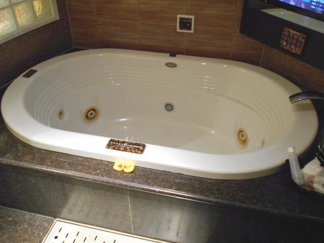 GRAND CARIBBEAN LUXURY HOTEL(所沢市/ラブホテル)の写真『208号室、浴槽』by もんが～