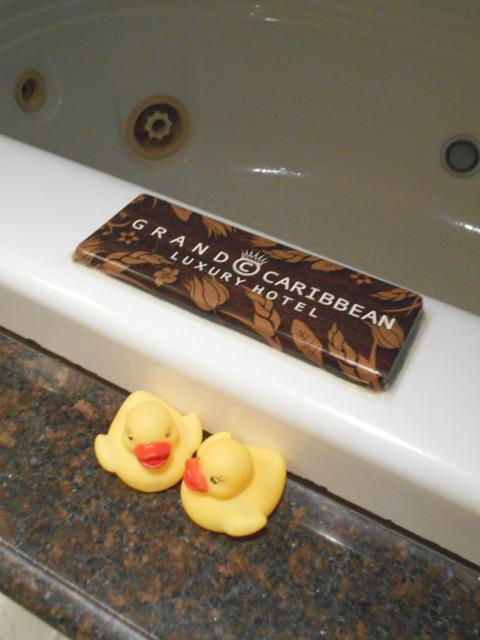 GRAND CARIBBEAN LUXURY HOTEL(所沢市/ラブホテル)の写真『208号室、浴槽のホテル名のプレートとアヒルちゃん』by もんが～
