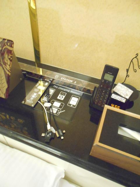 GRAND CARIBBEAN LUXURY HOTEL(所沢市/ラブホテル)の写真『208号室、電話機と携帯電話充電器』by もんが～