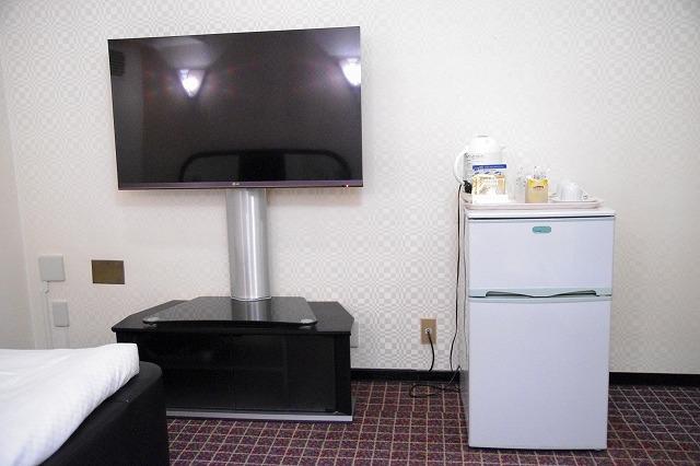 HOTEL Sun（サン）(新宿区/ラブホテル)の写真『306号室　大型テレビ、茶器と持ち込み用冷蔵庫』by マーケンワン