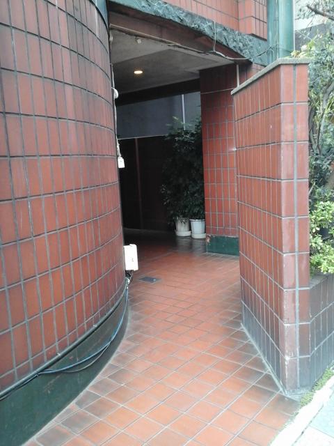 HOTEL K(新宿区/ラブホテル)の写真『入口右側アプローチ』by ルーリー９nine