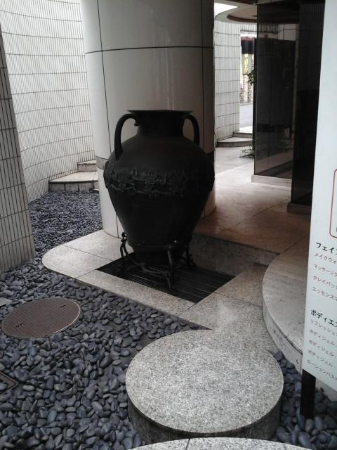 アランド新宿(新宿区/ラブホテル)の写真『入口前オブジェ( 壷 )』by ルーリー９nine