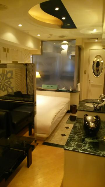 ＸＯ歌舞伎町(新宿区/ラブホテル)の写真『412号室室内 ガラス張りの向こう側が浴室。右奥のドアがトイレ。』by ミド丸