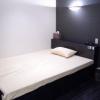 池袋グランドホテル(豊島区/ラブホテル)の写真『407号室　ベッド（掛け布団無し）』by マーケンワン