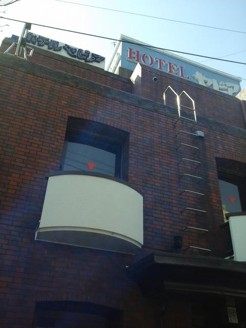 ホテル セピア(船橋市/ラブホテル)の写真『昼の外観 ( 正面より外壁、屋上看板を見上げる )』by ルーリー９nine