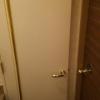 ホテル パル新宿店(新宿区/ラブホテル)の写真『401号室トイレのドア 右手に部屋のドア、左手に洗面台』by ミド丸