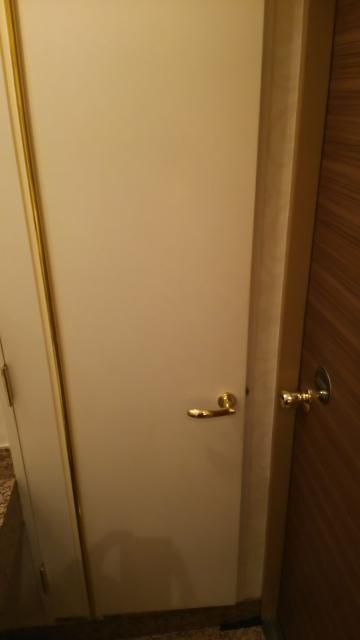 ホテル パル新宿店(新宿区/ラブホテル)の写真『401号室トイレのドア 右手に部屋のドア、左手に洗面台』by ミド丸