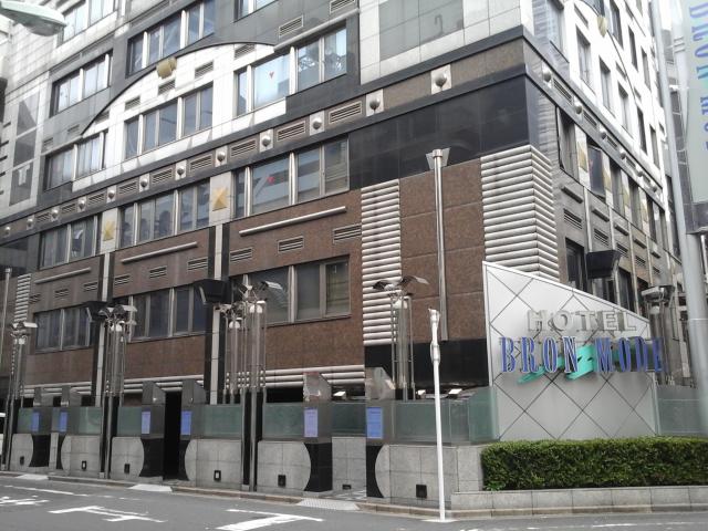 ブロンモード新宿(新宿区/ラブホテル)の写真『昼の入口  常設縦形看板の無い側』by ルーリー９nine