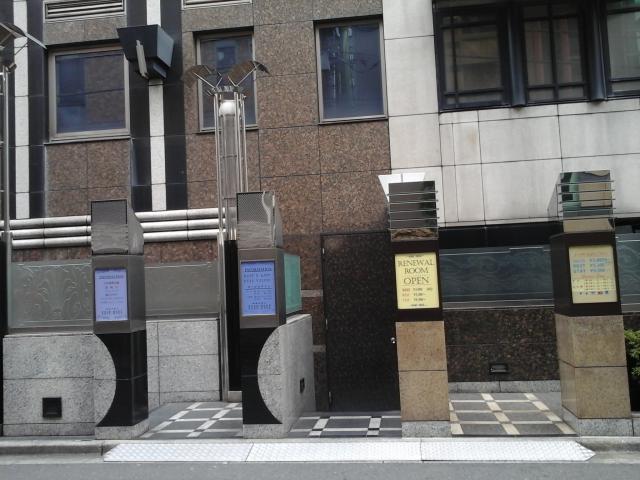 ブロンモード新宿(新宿区/ラブホテル)の写真『ティファードとの境目 ( 画面左側がブロンモード入口 )』by ルーリー９nine