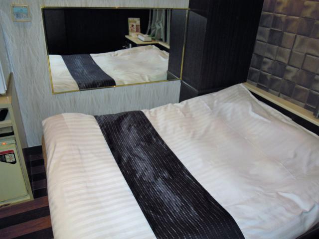 ラックス(台東区/ラブホテル)の写真『302号室ベッド大きな鏡付き』by デリ・デビュー