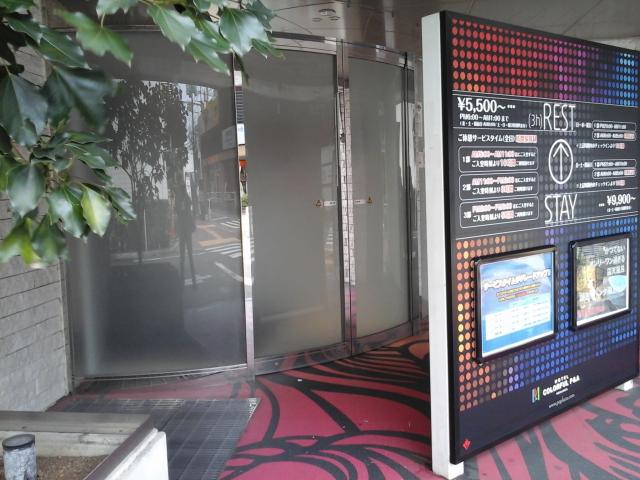 カラフルＰ＆Ａ新宿(新宿区/ラブホテル)の写真『北西側角の入口 ( ＝外観正面側入口 ) 左側よりのアプローチ』by ルーリー９nine
