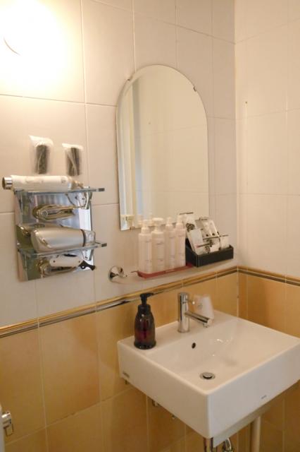 HOTEL Rochelle（ロッシェル）(大田区/ラブホテル)の写真『２０５号室　洗面台』by INA69