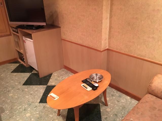 ホテル ラムール(千葉市花見川区/ラブホテル)の写真『206 テーブル』by 子持ちししゃも