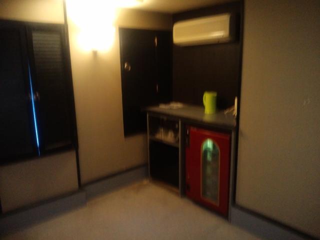 ドルフィン(新宿区/ラブホテル)の写真『202持ち込み用とシステム冷蔵庫まわりエアコンと食器の棚がまとまってます。』by まさおじさん