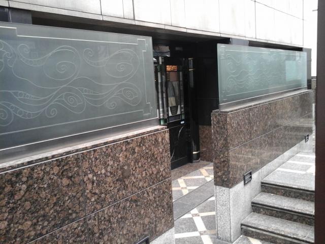 HOTEL TIFFARD（ティファード）(新宿区/ラブホテル)の写真『昼の入口  門柱内フェンスより自動ドアを望む』by ルーリー９nine