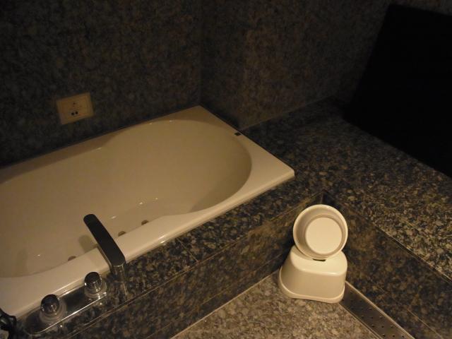 アラウダリゾート国立(国立市/ラブホテル)の写真『211号室 浴槽とマット』by ホテルレポったー