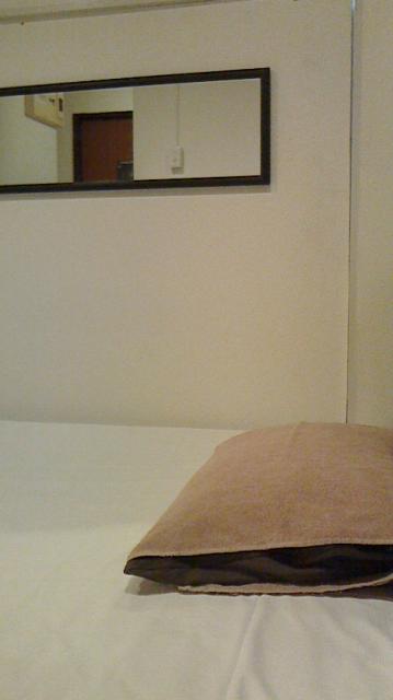 レンタルルーム プライム7(荒川区/ラブホテル)の写真『４０２号室(ベッド、横の鏡)』by オレの地雷を越えてゆけ！