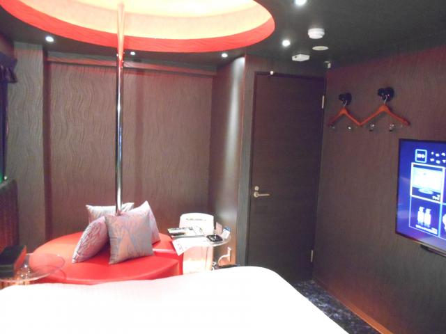 IKASU HOTEL(八王子市/ラブホテル)の写真『401号室（部屋奥から入口方向）』by もんが～