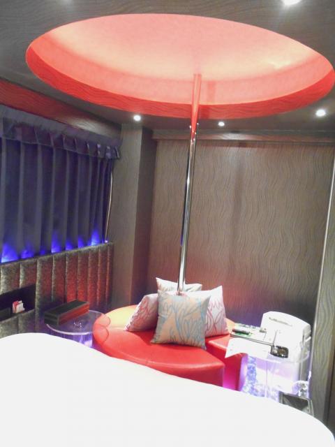 IKASU HOTEL(八王子市/ラブホテル)の写真『401号室、「dance」がコンセプトの部屋で、ポールダンス風のポールがありました。』by もんが～