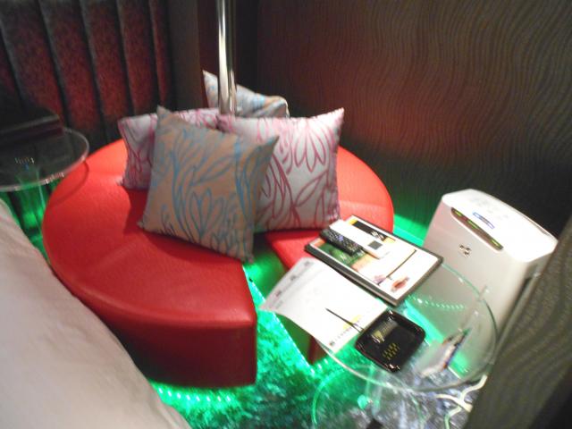 IKASU HOTEL(八王子市/ラブホテル)の写真『401号室、テーブル＆ソファーと空気清浄機』by もんが～