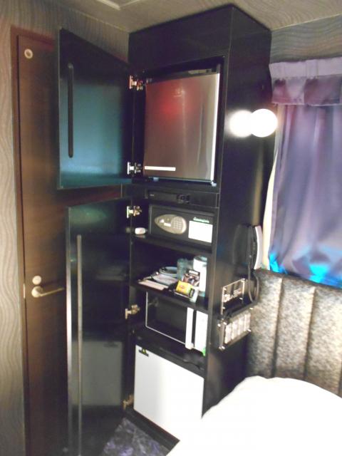 IKASU HOTEL(八王子市/ラブホテル)の写真『401号室、持込用冷蔵庫、電子レンジなどの設備類』by もんが～