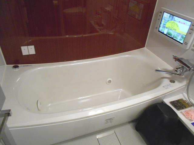 IKASU HOTEL(八王子市/ラブホテル)の写真『401号室、浴槽と浴室テレビ』by もんが～