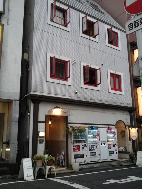 HOTEL Young Inn.(ヤング イン)(新宿区/ラブホテル)の写真『昼の入口  全景』by ルーリー９nine