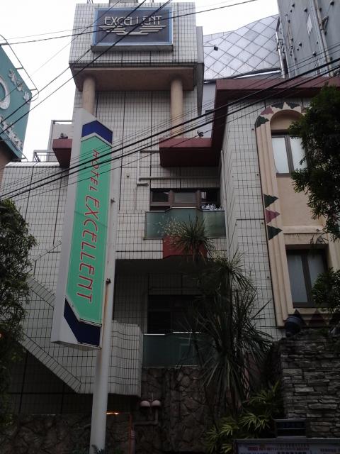 HOTEL EXCELLENT(エクセレント)(新宿区/ラブホテル)の写真『昼の外観  正面 明治通り寄り建物』by ルーリー９nine