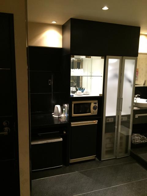 ホテル エリアス(豊島区/ラブホテル)の写真『403号室 食器棚、クローゼット、右手に洗面所』by エレクト1000