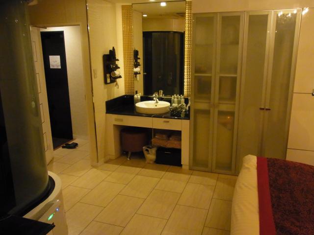 ホテルM(市川市/ラブホテル)の写真『206号室 洗面周辺』by ホテルレポったー
