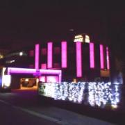 HOTEL ALLY（アリー）(横浜市都筑区/ラブホテル)の写真『夜の外観（遠景）』by もんが～