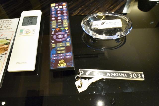 ホテルモアナ(新宿区/ラブホテル)の写真『303号室　鍵　リモコン　灰皿　ライター』by INA69