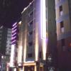 HOTEL GRASSINO URBAN RESORT（グラッシーノアーバンリゾート）新横浜(横浜市港北区/ラブホテル)の写真『夜の外観』by もんが～