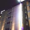 HOTEL GRASSINO URBAN RESORT（グラッシーノアーバンリゾート）新横浜(横浜市港北区/ラブホテル)の写真『夜の外観』by もんが～