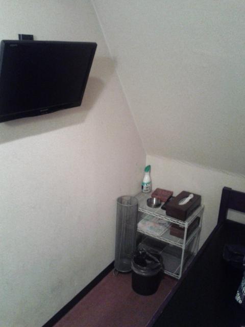 レンタルルーム ビスタ(新宿区/ラブホテル)の写真『８号室 壁掛け式のテレビ完備 アメニティはディッシュ、灰皿など。ゴムはなし。』by セイムス