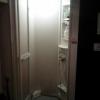 レンタルルーム ビスタ(新宿区/ラブホテル)の写真『８号室 シャワーはユニットで大人二人で入れます。お湯の出も、排水も良好でした。使い捨て歯ブラシ、コップ、ボディーソープ完備』by セイムス
