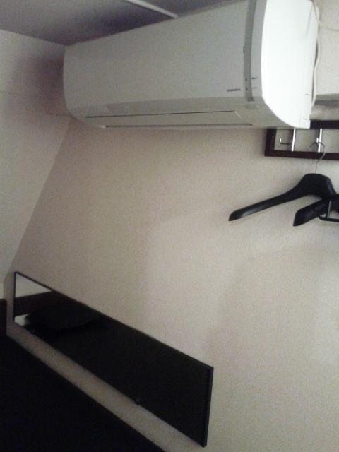 レンタルルーム ビスタ(新宿区/ラブホテル)の写真『８号室 エアコンは良く効きました。ハンガーは３本ありました。』by セイムス