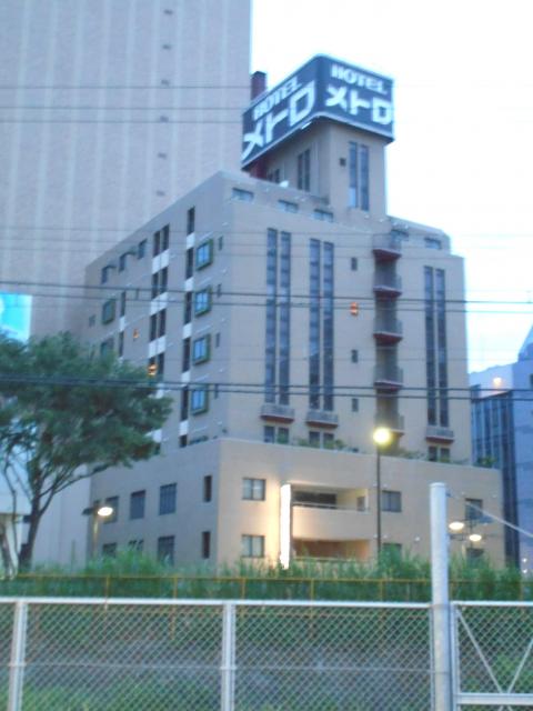ホテル メトロ(横浜市港北区/ラブホテル)の写真『朝の外観（線路の反対側から）』by もんが～