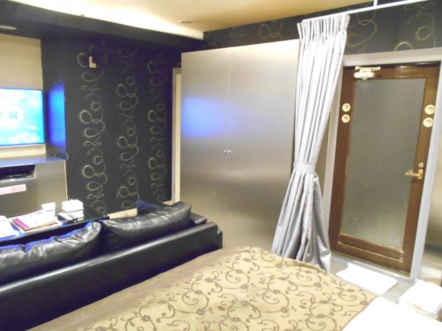 HOTEL フェアリー横浜(横浜市港北区/ラブホテル)の写真『506号室（部屋奥から）』by もんが～