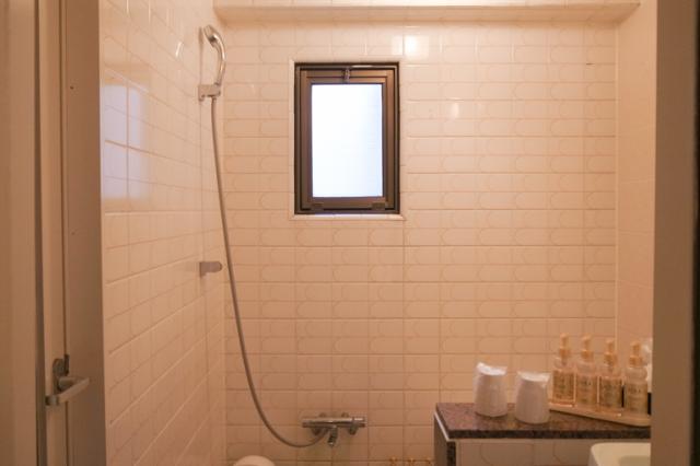 ホテル　エイト(新宿区/ラブホテル)の写真『206号室　浴室全景　手前左側がトイレへの入口　右側が洗面台』by INA69
