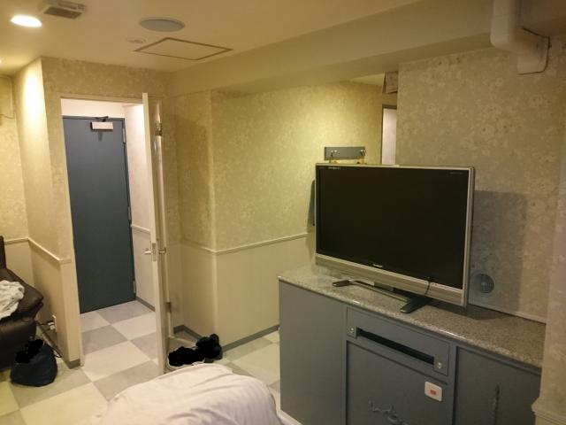 ホテルマーブル(品川区/ラブホテル)の写真『＃505　ベッドから見た様子。ソファーの位置関係が分かりますか？』by 名無しさん（ID:7972）