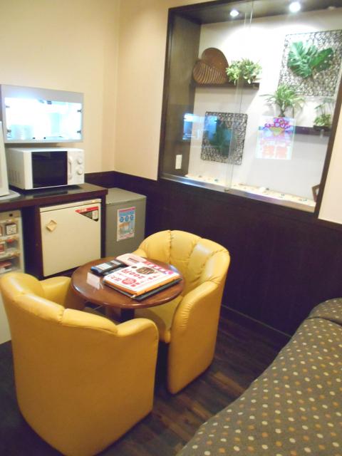 マリオネットアイネ(八王子市/ラブホテル)の写真『301号室、テーブルとチェアー』by もんが～