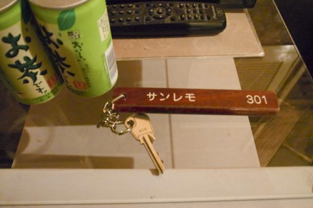 サンレモ(新宿区/ラブホテル)の写真『301号室　鍵とウェルカムドリンクのお茶』by INA69