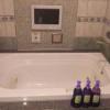 ホテルCLAiRE（クレア）(渋谷区/ラブホテル)の写真『102号室の浴槽。ちょっと狭いほうですが、浴槽はとても綺麗で、TV、ジェットバスが付いてます。』by かまってにゃん
