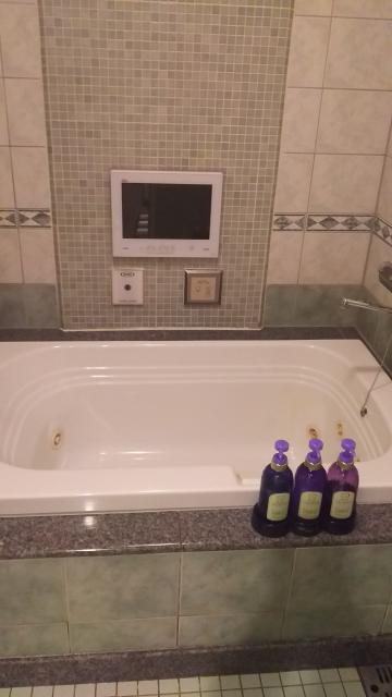ホテルCLAiRE（クレア）(渋谷区/ラブホテル)の写真『102号室の浴槽。ちょっと狭いほうですが、浴槽はとても綺麗で、TV、ジェットバスが付いてます。』by かまってにゃん