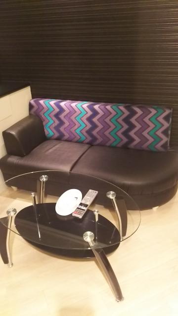 ホテルCLAiRE（クレア）(渋谷区/ラブホテル)の写真『102号室のソファーとテーブル。十分、満足です。』by かまってにゃん