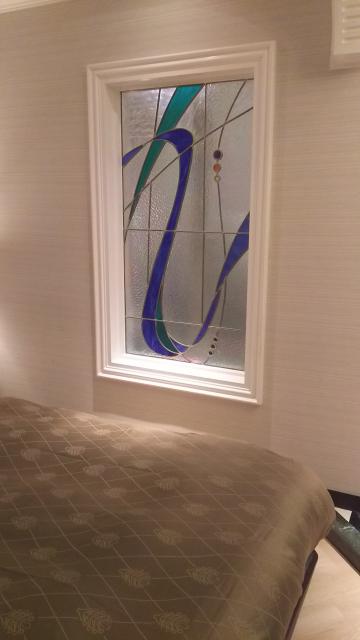 ホテルCLAiRE（クレア）(渋谷区/ラブホテル)の写真『102号室のベッド脇。向こうは浴室です。綺麗だと思います。』by かまってにゃん