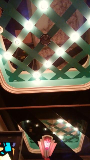 ホテルエーゲ海(荒川区/ラブホテル)の写真『403号室（ベッドから見上げる、ガラス天井、ベッドが映っています）』by オレの地雷を越えてゆけ！