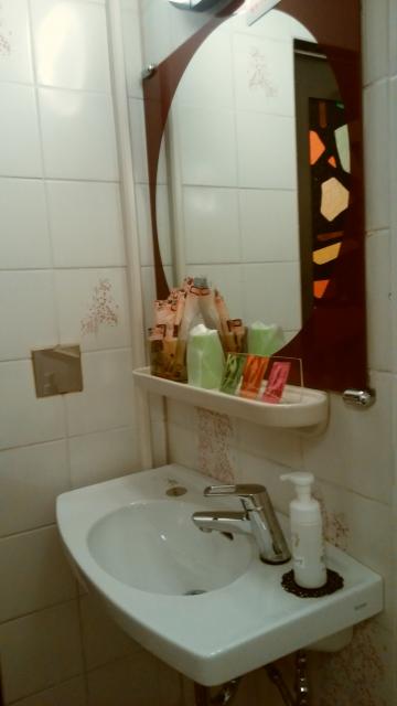ホテルエーゲ海(荒川区/ラブホテル)の写真『403号室（風呂、浴槽側から見た洗面台）』by オレの地雷を越えてゆけ！